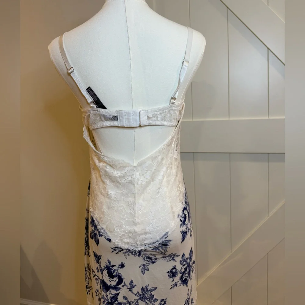 Victoria's Secret Elegant White and Navy Chemise - Picture 3 of 4